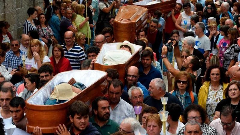 O vilarejo onde caixões com pessoas vivas saem em procissão