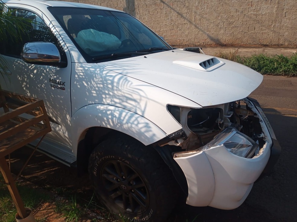 Caminhonete teve a parte da frente destruída — Foto: Osvaldo Nóbrega