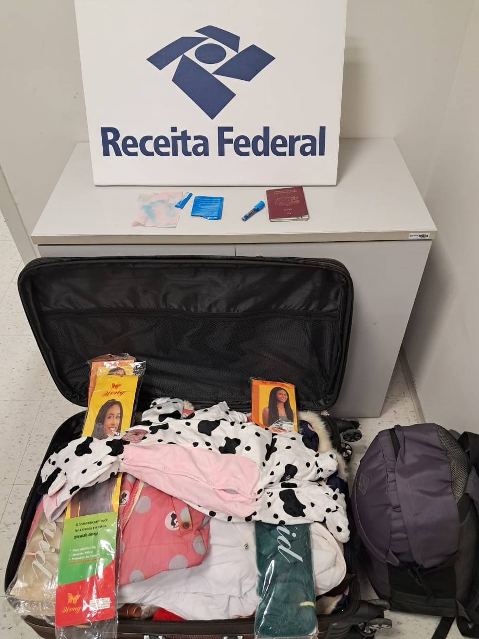 Drogas foram apreendidas em mala de passageiro natural da Letônia — Foto: Divulgação/Receita Federal