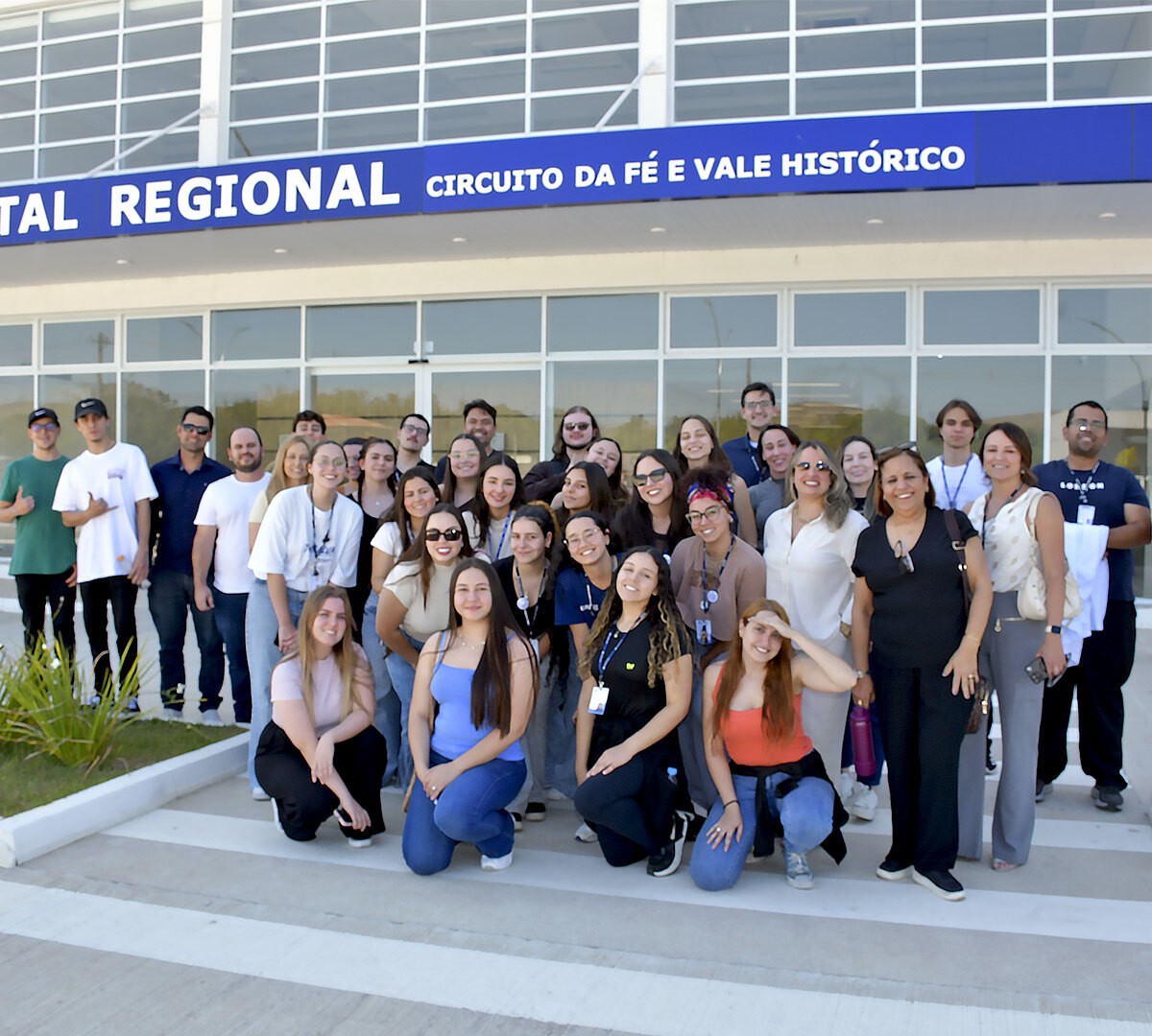 Alunos de Medicina UNITAU em Cruzeiro visitam estrutura do HR Vale da Fé