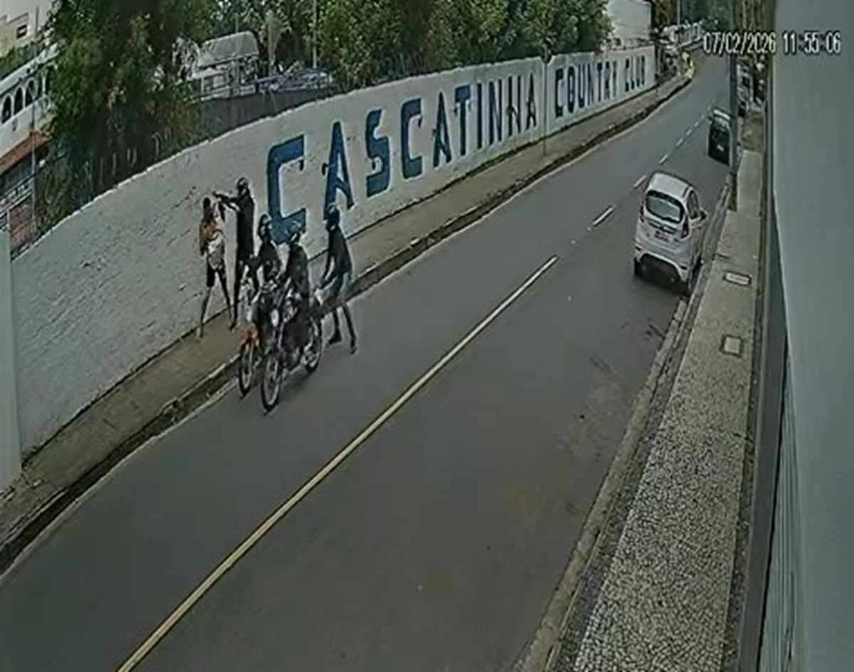 VÍDEO: Homem é cercado e assaltado por criminosos em duas motos em Juiz de Fora