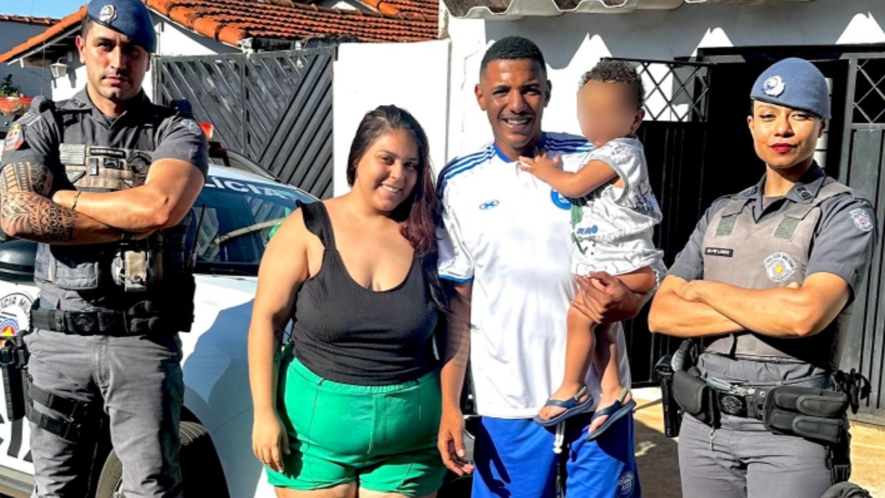PMs resgatam bebê preso dentro de carro na garagem de casa em Sertãozinho, SP