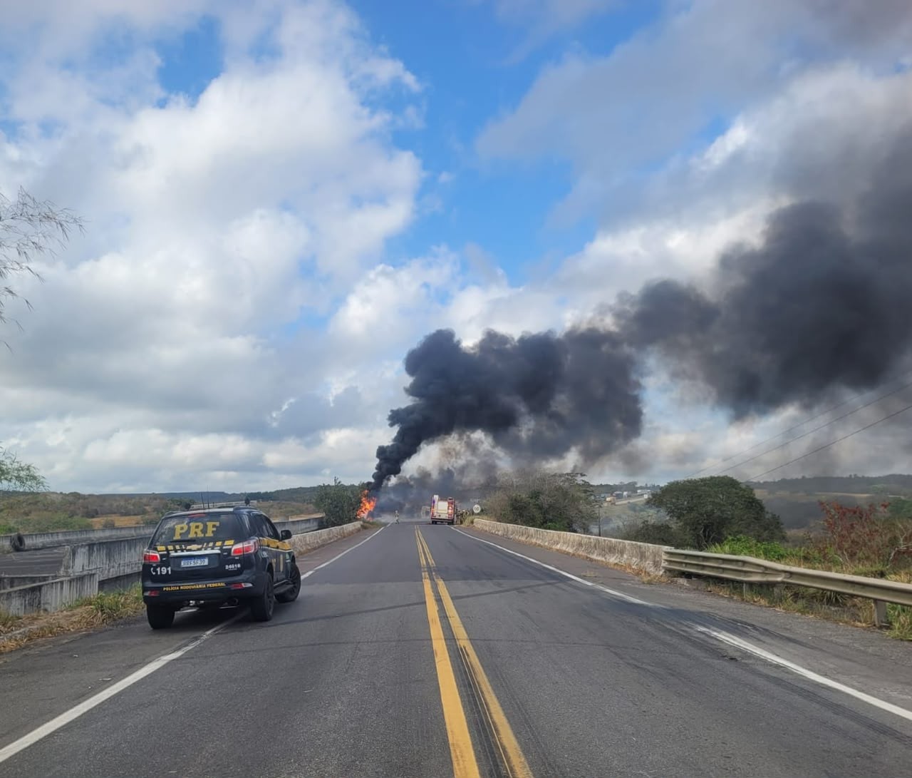 Região: Carreta com biodiesel tomba e pega fogo na divisa entre a Bahia e Sergipe