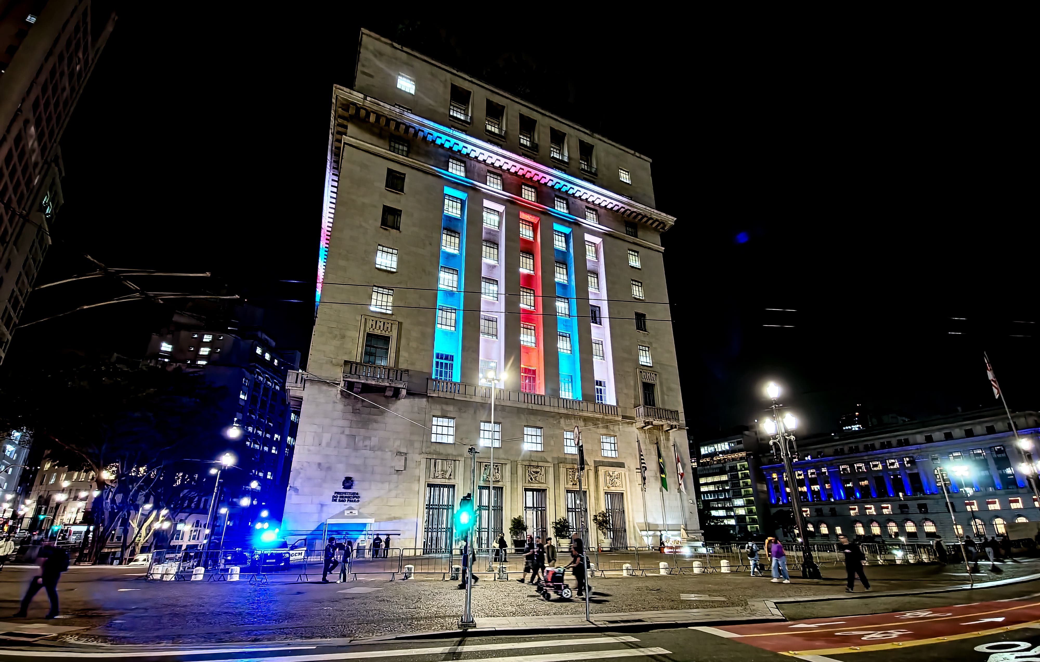 É #FAKE que sede da prefeitura de São Paulo foi iluminada em homenagem à bandeira dos EUA após anúncio de tarifa de 50%