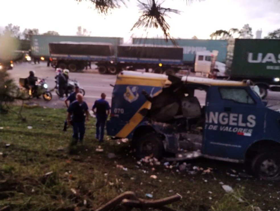 Carro-forte atacado na Grande São Paulo — Foto: Arquivo pessoal