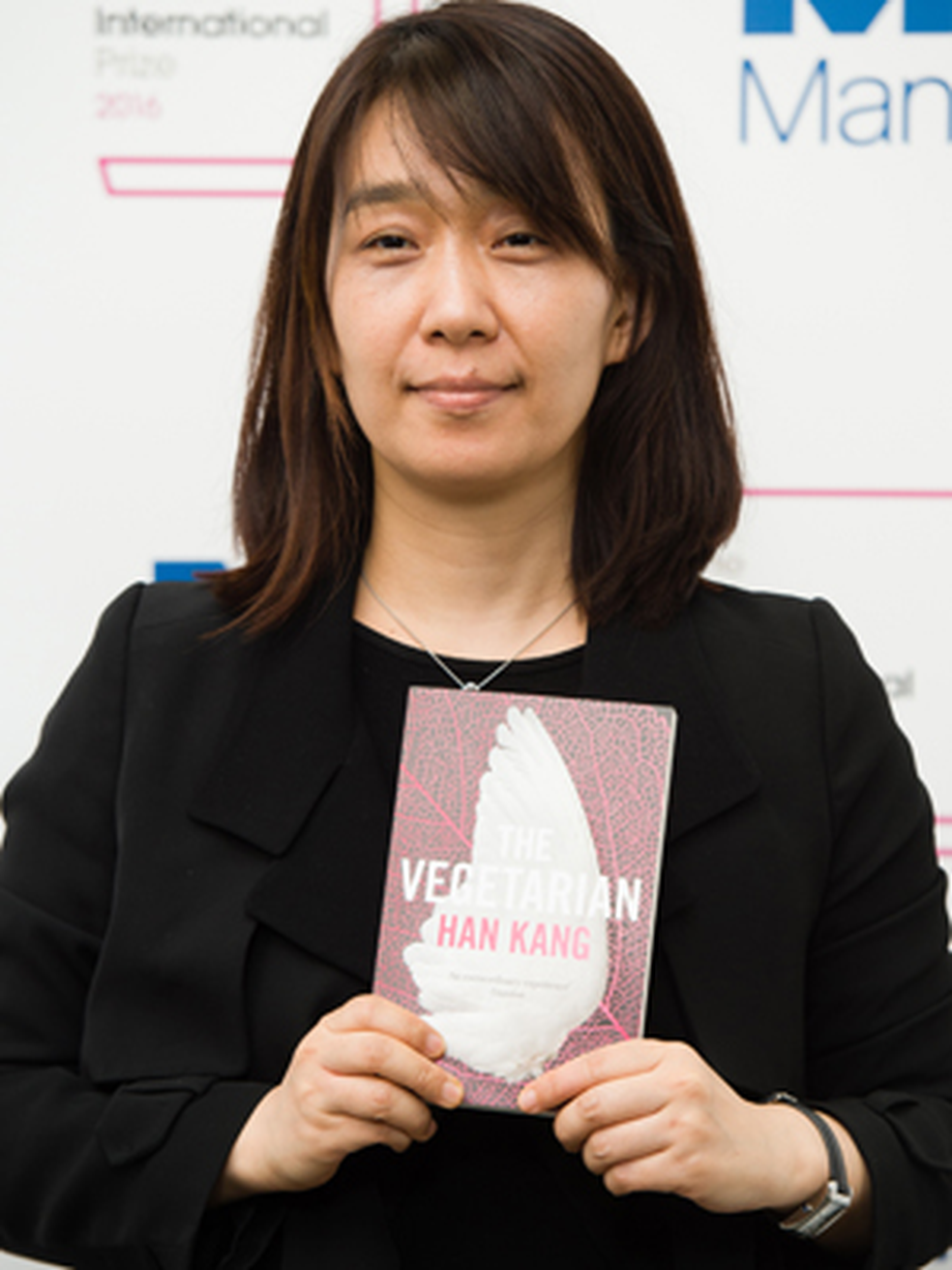 A escritora sul-coreana Han Kang posa com seu livro 'The vegetarian' — Foto: Leon NEAL/AFP