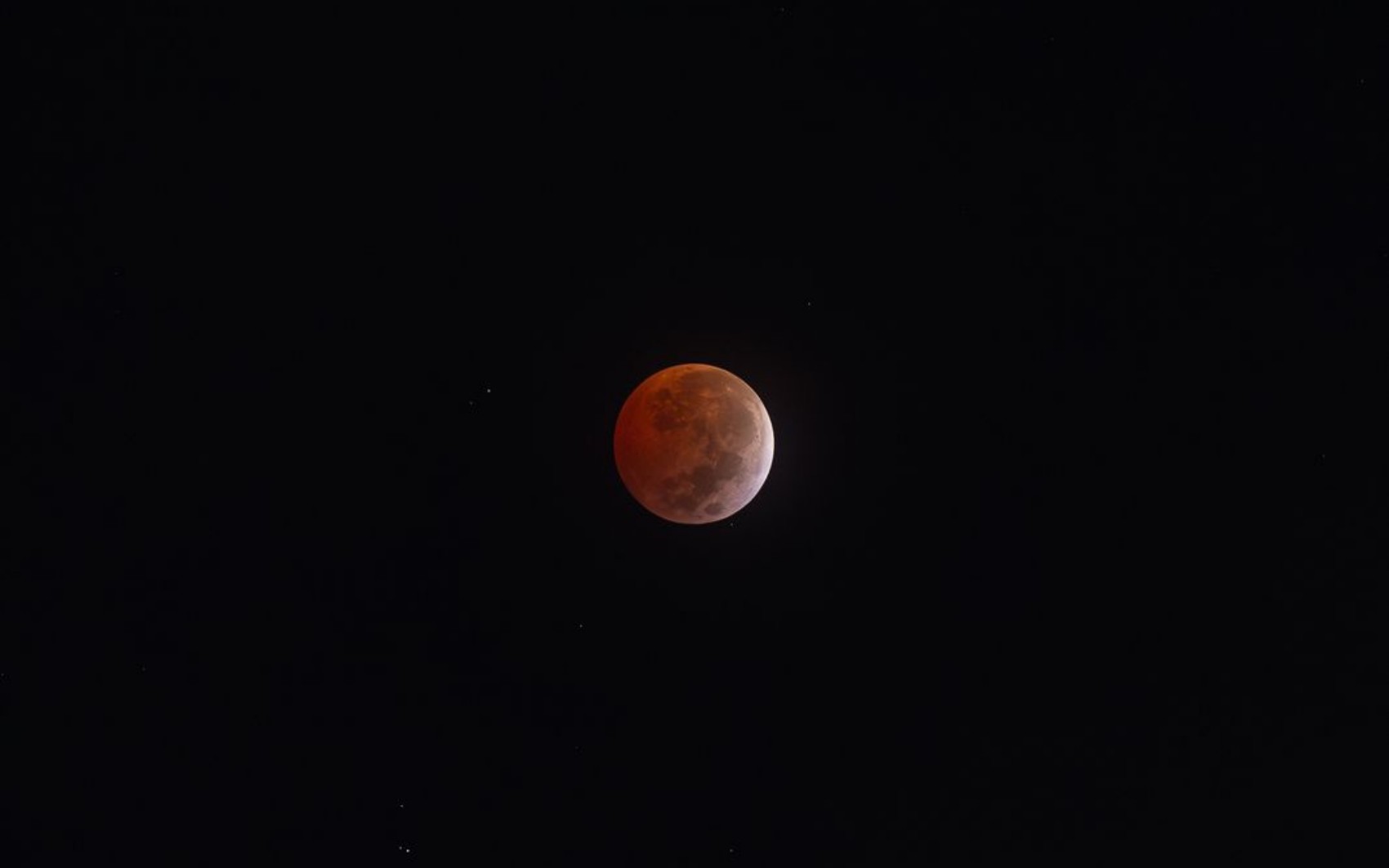 ‘Lua de sangue’: veja imagens do eclipse lunar em Goiás