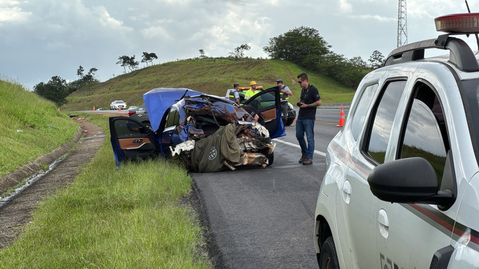 Motorista morre e passageira fica ferida em capotamento na Carvalho Pinto, em Jacareí 