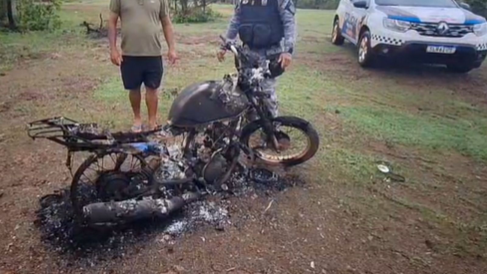 Homem de 59 anos é encontrado morto após ter moto roubada e incendiada; suspeita é de latrocínio