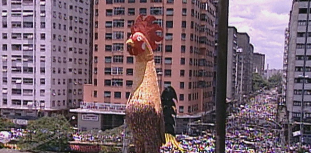 Galo Gigante do carnaval do Recife, montado em 1996 — Foto: Acervo/TV Globo