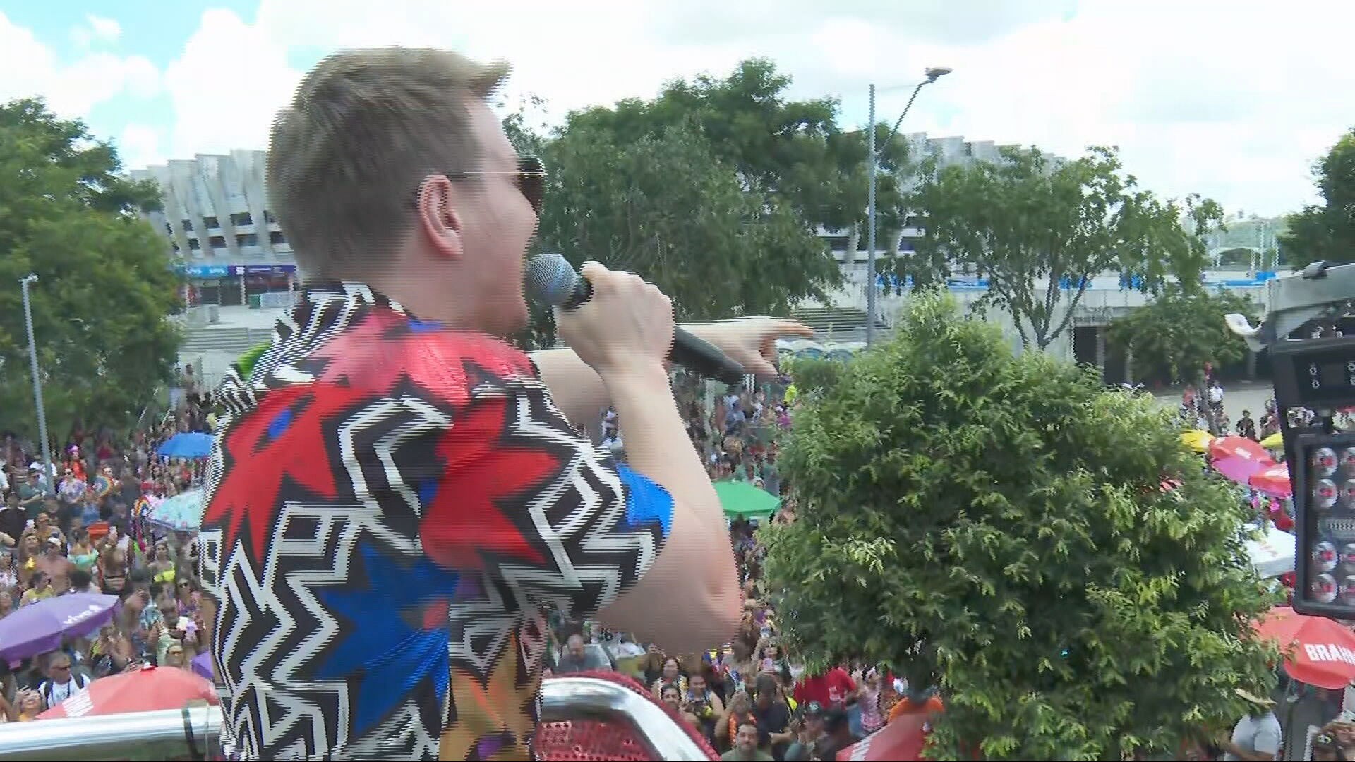 Michel Teló anima foliões com sertanejo e se declara a BH: 'Cidade muito querida'