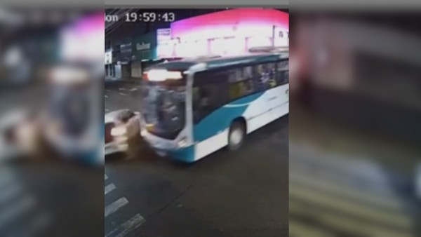 Carro tomba após bater em ônibus do transporte público em Uberlândia