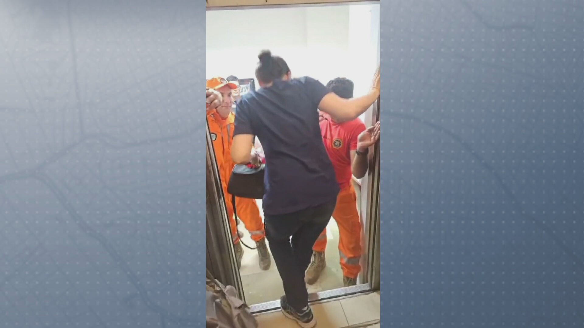 Trabalhadores e acompanhantes de pacientes ficam presos em elevador no Hospital das Clínicas e são resgatados por bombeiros; VÍDEO