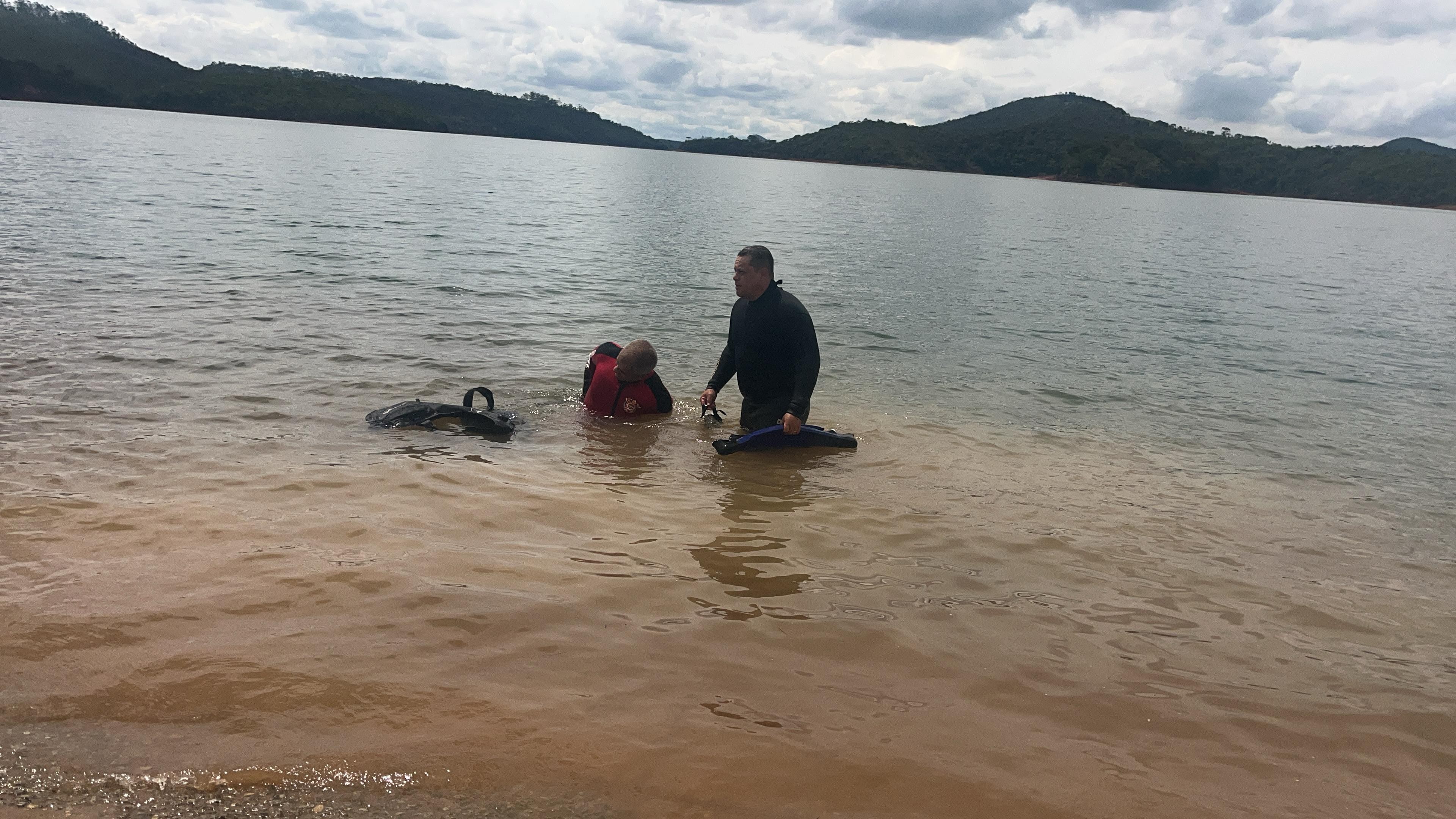 Bombeiro faz busca por homem que se afogou ao tentar resgatar moto aquática em represa