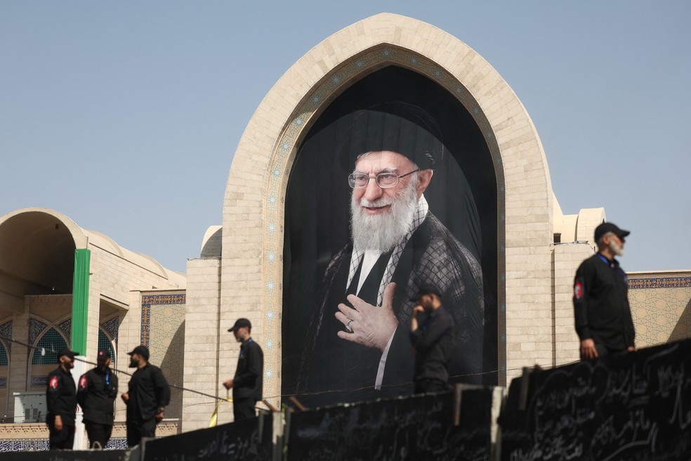 Imagem de Ali Khamenei é exibida durante uma cerimônia pública de despedida no Grande Palácio Imam Khomeini, em 5 de julho de 2026 — Foto: Majid Asgaripour/WANA via REUTERS
