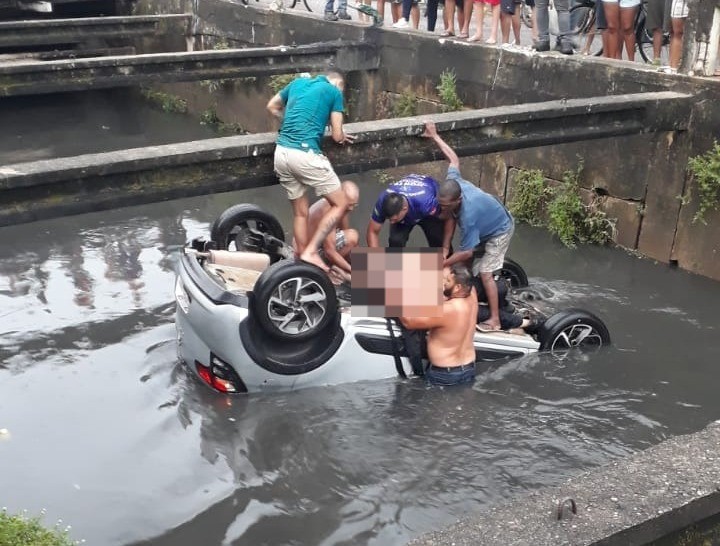 Motorista perde o controle e carro cai dentro de canal, em Belém