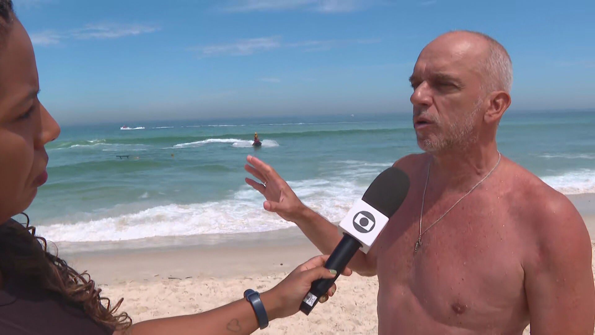 Surfista que ajudou em resgate de turistas diz que helicóptero perdeu potência e piloto achou área vazia e rasa para pouso forçado