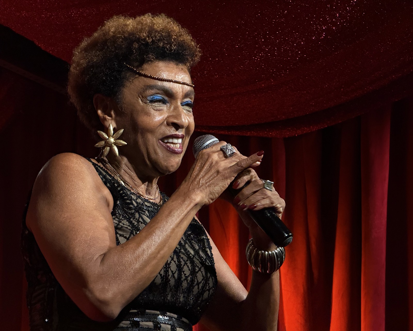 Elisa Lucinda te pega pela palavra em show com poemas da artista e letras de Billy Blanco, Chico César e Gilberto Gil