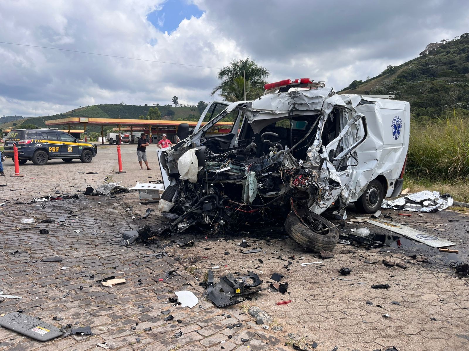 Motorista de ambulância está entre as vítimas de acidente com carreta na BR-116