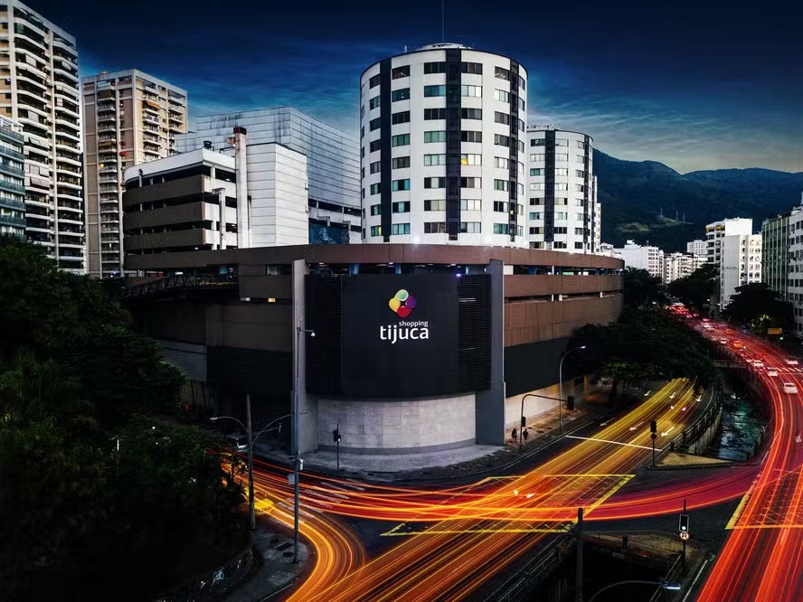 Após incêndio com duas mortes, Shopping Tijuca libera parte dos comerciantes para limpeza das lojas