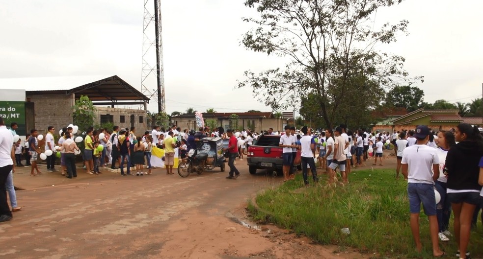 Moradores fazem caminhada e pedem paz durante manifestação em Colniza (MT), Mato Grosso