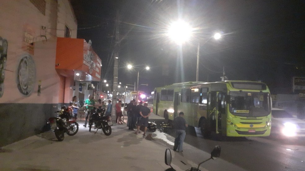 Motociclista colide com ônibus e fica gravemente ferido na avenida Miguel Rosa — Foto: Reprodução