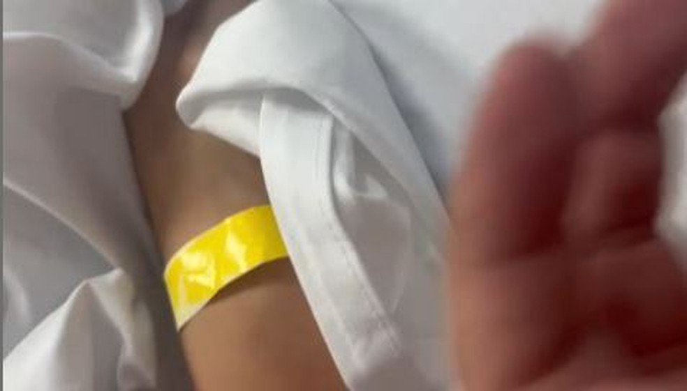 Braço de Milena com pulseira de identificação no pulso durante sua internação no Hospital Geral do Grajaú — Foto: Reprodução/Divulgação