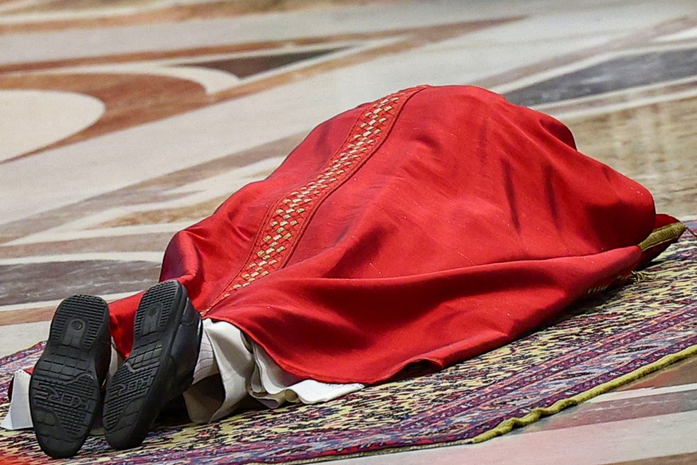 Papa Leão XIV ora na Basílica de São Pedro na Sexta-Feira Santa. — Foto: Guglielmo Mangiapane/reuters