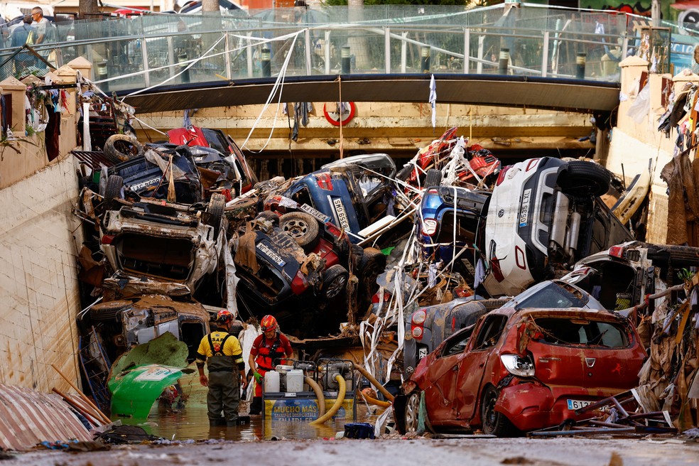 Enchente histórica na Espanha: Bombeiros bombeiam água da enchente para fora de túnel onde veículos ficaram empilhados em Alfafar, Valência, em 1º de novembro de 2024. — Foto: Reuters/Susana Vera