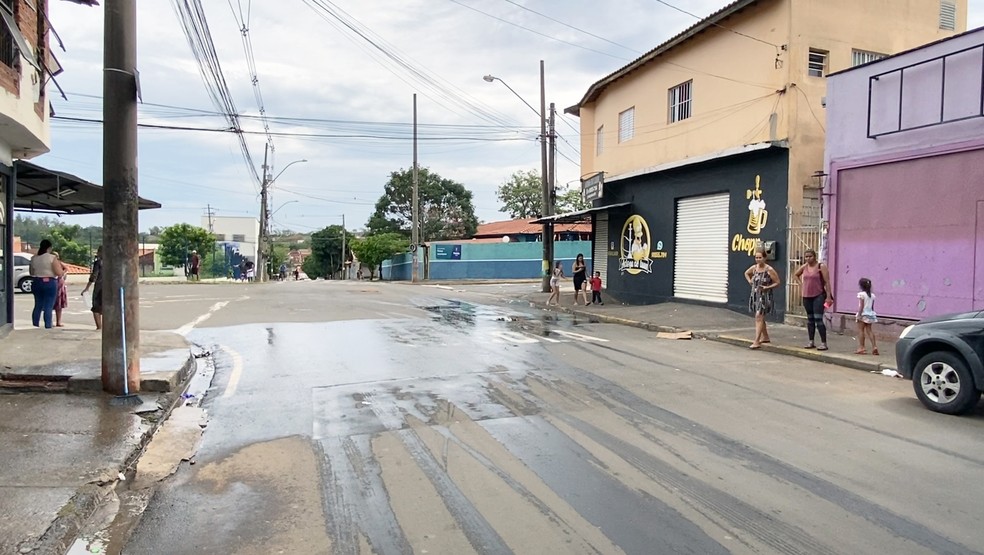 Cruzamento onde ocorreu o acidente, no Bosques do Lenheiro — Foto: Edijan Del Santo/ EPTV