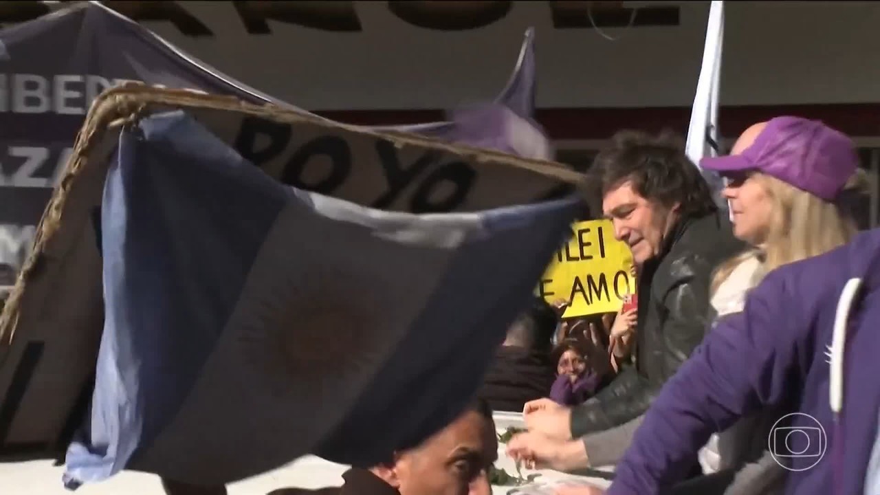 Javier Milei é retirado às pressas de carreata após ser alvo de ataques com pedras
