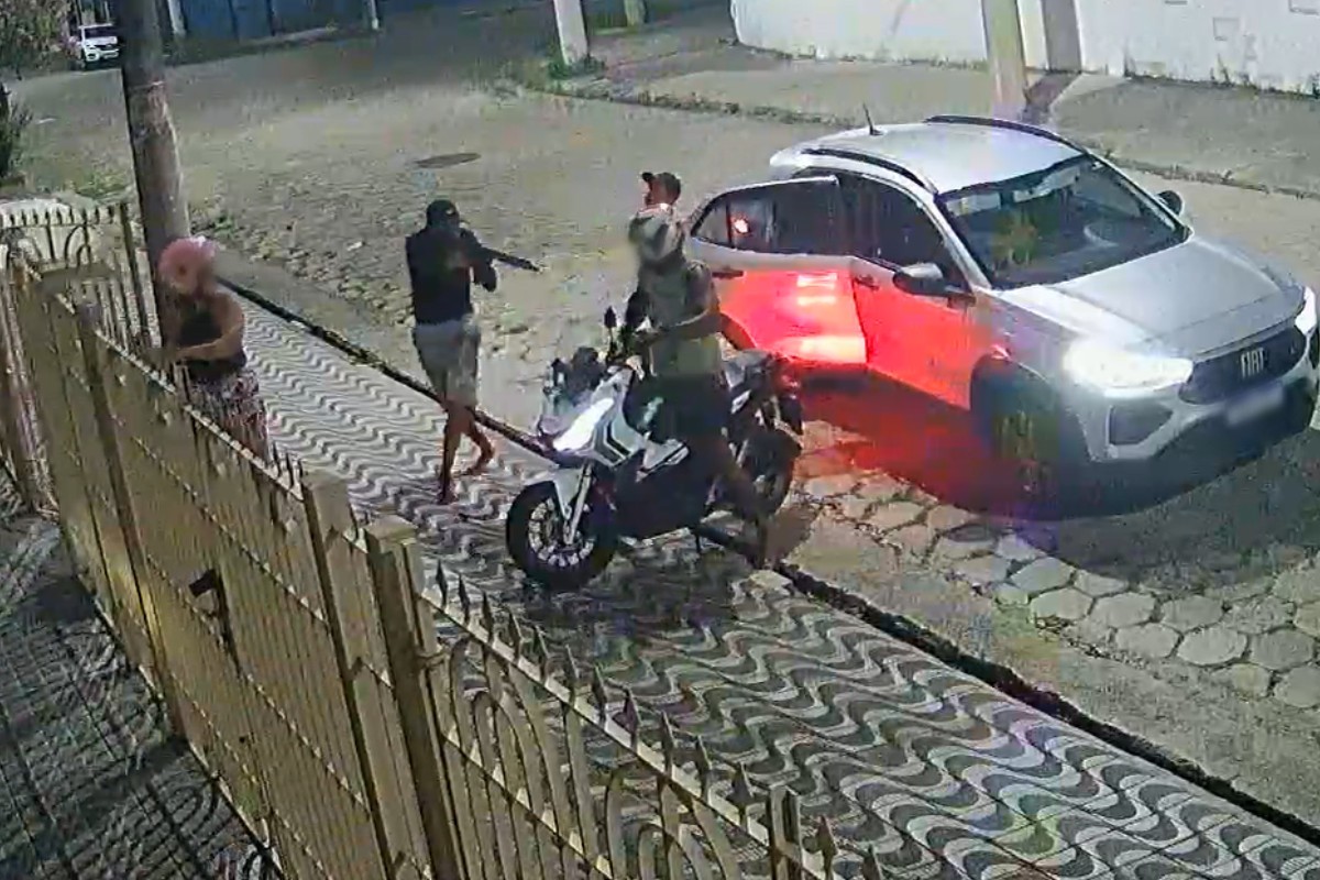 Trio assalta casal e aponta fuzil para as vítimas no litoral de SP; VÍDEO
