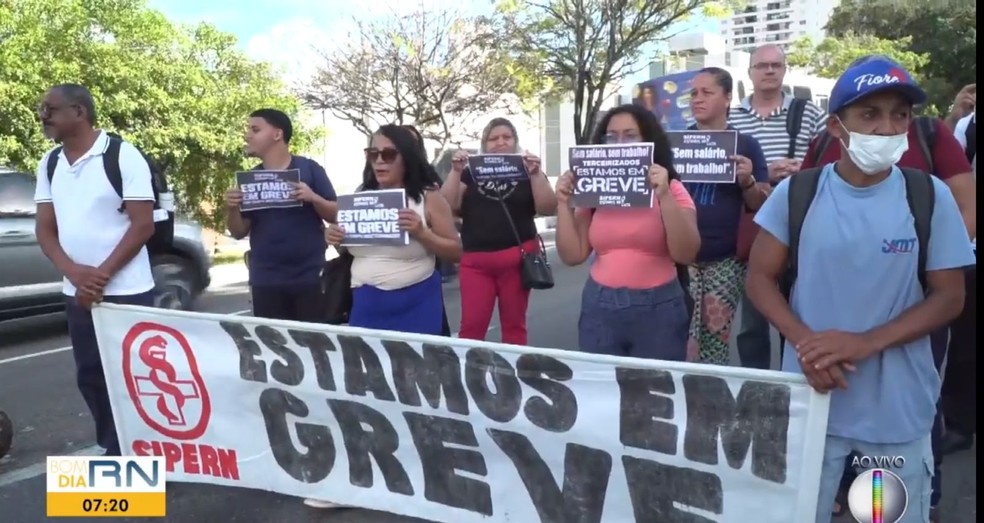 Terceirizados do Hospital Walfredo Gurgel protestam por salários atrasados em Natal — Foto: Reprodução/Inter TV Cabugi