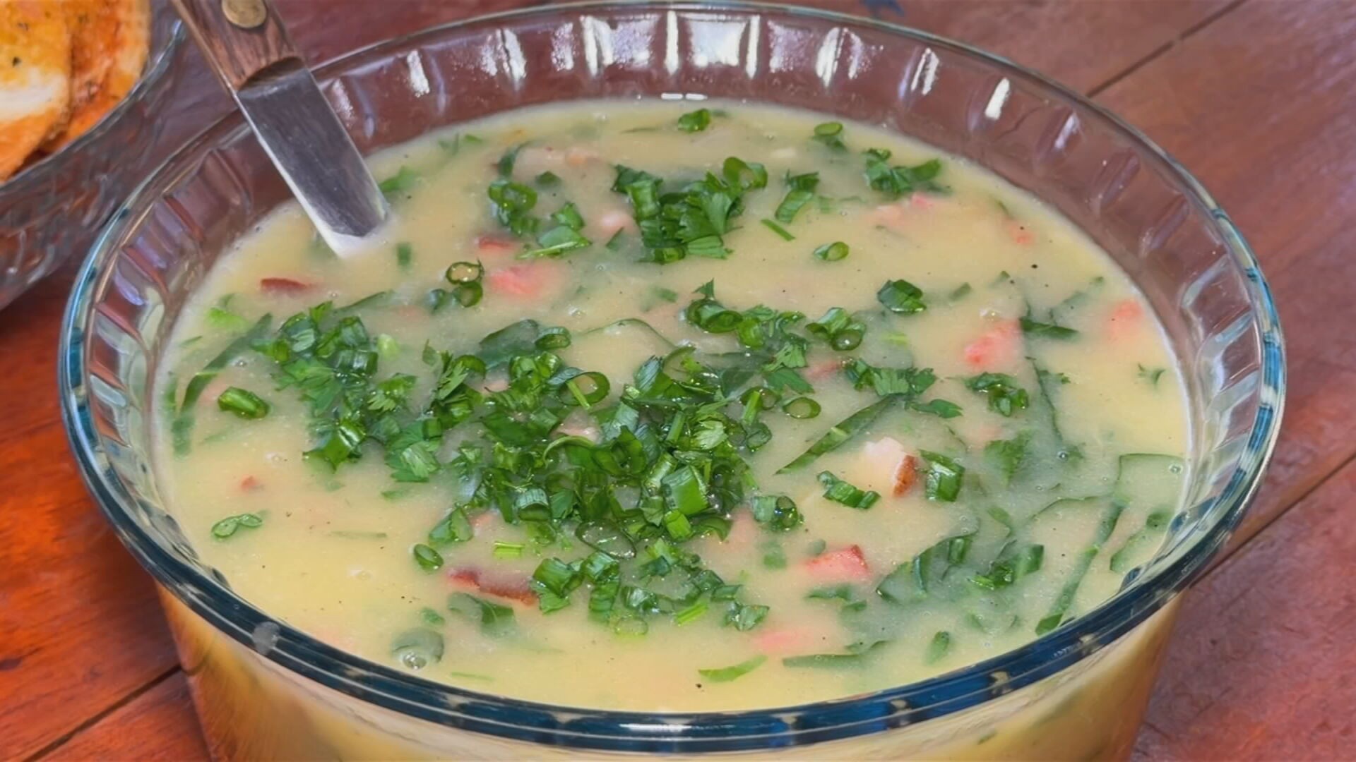 Receita Nosso Campo: aprenda a fazer um caldo de mandioca com bacon e calabresa