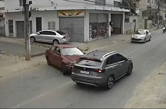 VÍDEO: Acidente envolvendo dois carros e uma caminhonete deixa feridos em Barra do Piraí