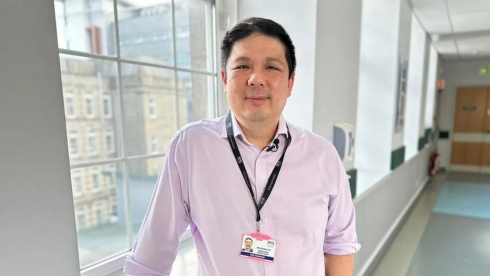 'Vejo Mia como uma amiga e um complemento à minha prática', diz o médico Gerald Lip. — Foto: BBC