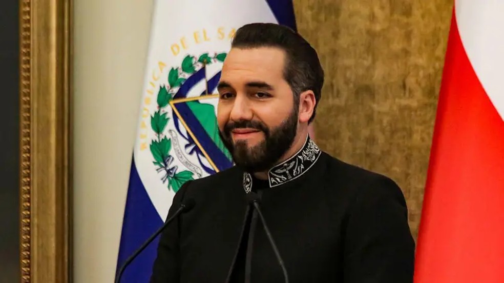 Nayib Bukele reduziu os níveis de insegurança em seu país, embora tenha sido alvo de críticas pelo caminho adotado para alcançar esse resultado. — Foto: Getty Images via BBC