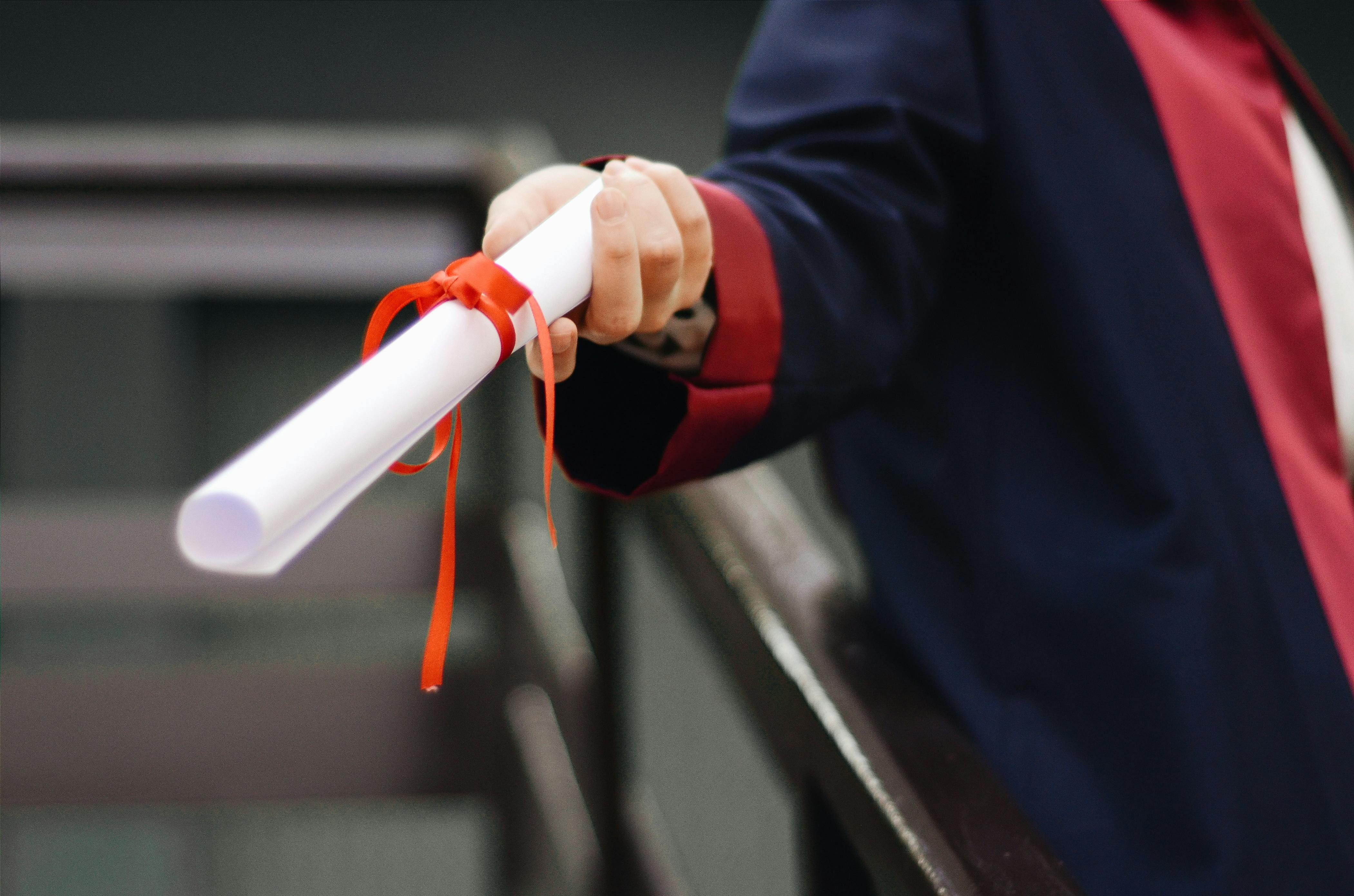 Diploma de papel deixa de ter validade; entenda novas regras
