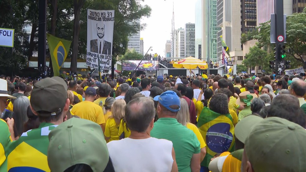 Manifestantes pró-Bolsonaro durante protesto na Avenida Paulista neste domingo (1º) — Foto: TV Globo