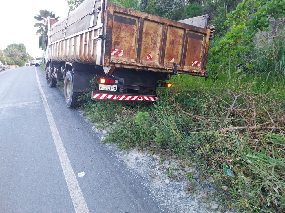 Motorista do caminhão prestou socorro às vítimas do acidente em Porto Seguro — Foto: PRE