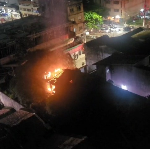 Casarão é atingido por fogo no bairro do Reduto, em Belém
