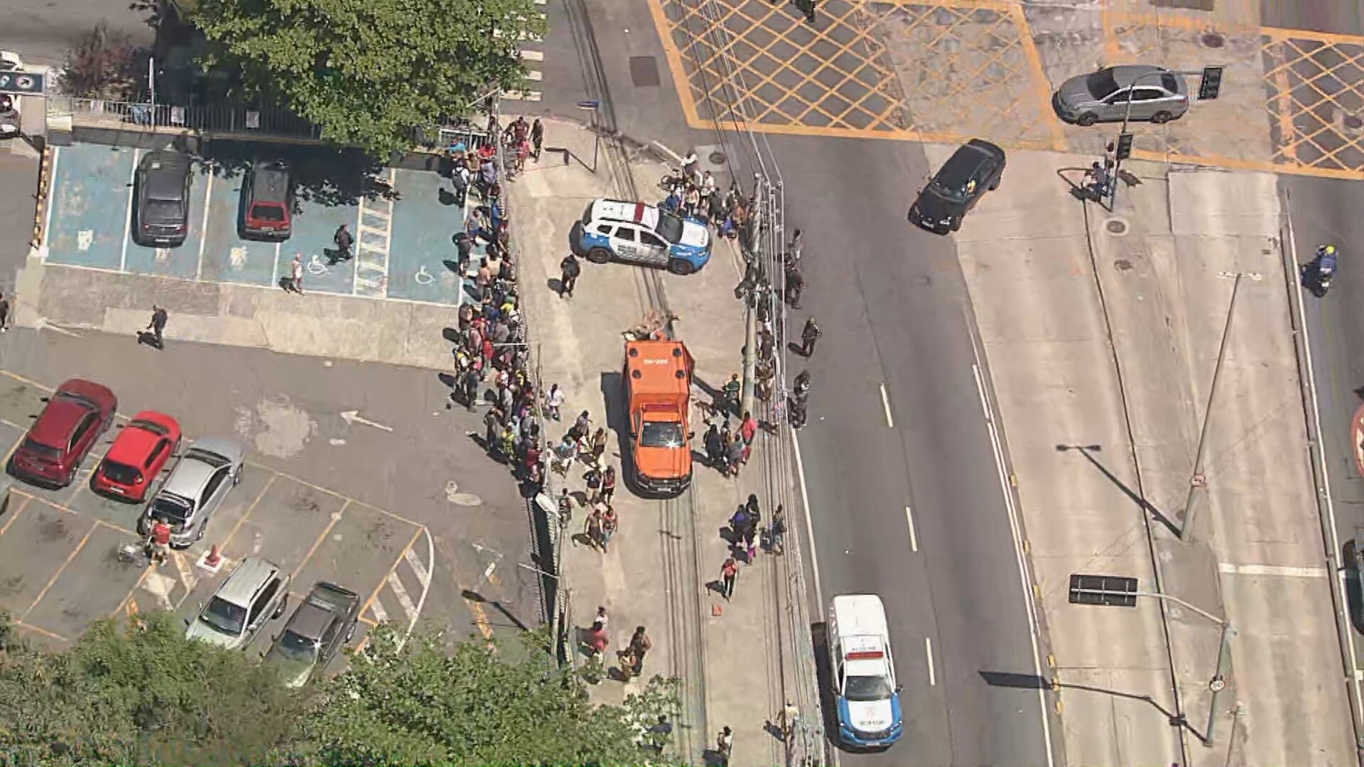 Dois homens são achados mortos em frente a supermercado na Praça Seca