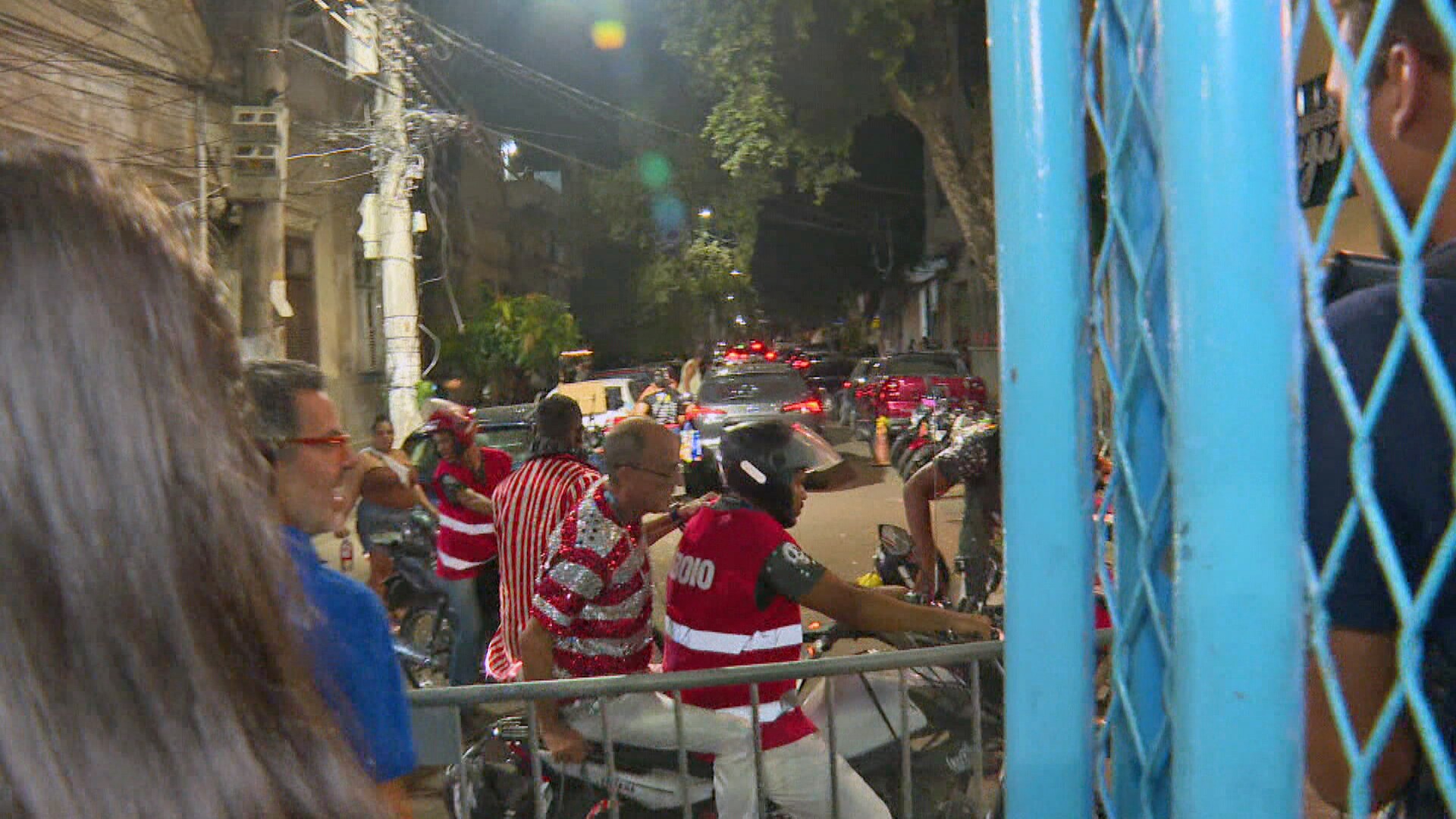 Cadeira de rodas e moto com 'batedores': veja a operação da Viradouro para a dobradinha de Ciça