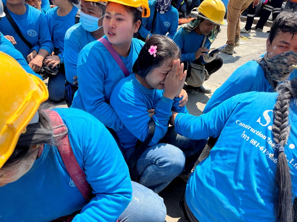 Pessoas evacuam prédios em Bangkok, na Tailândia, após terremoto em Myanmar — Foto: Reuters
