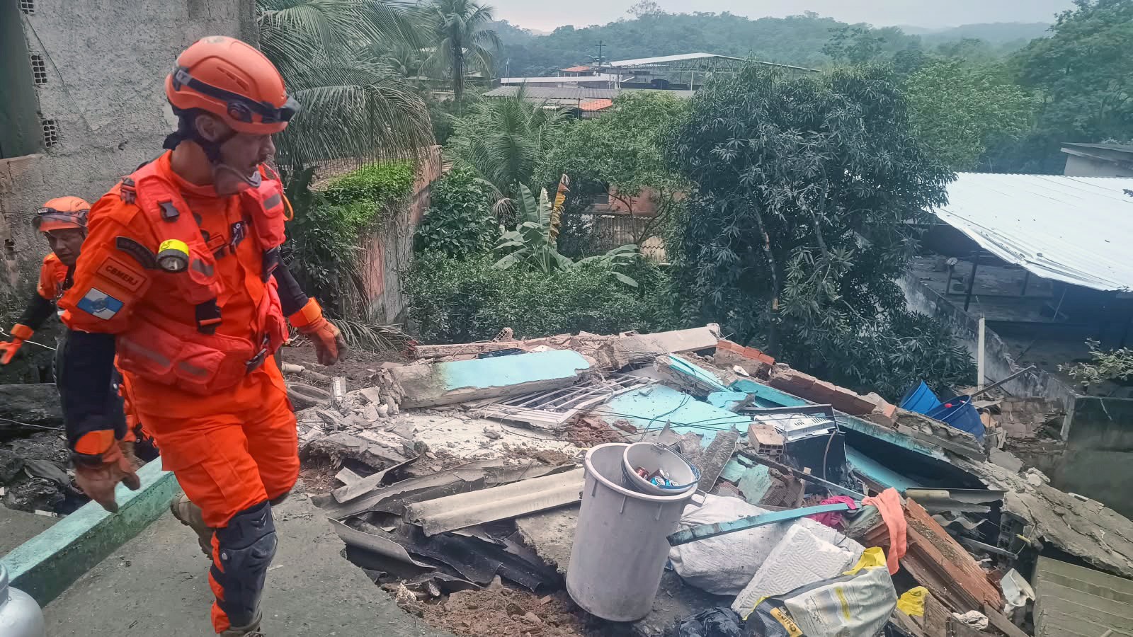 Desabamento em Niterói: duas pessoas são resgatadas em estado grave | G1