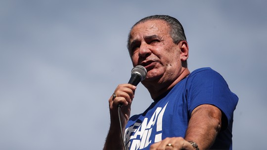 Quem é Silas Malafaia, alvo de busca e apreensões no inquérito do golpe - Cumprimento dos mandados foi feito quando o pastor desembarcou de voo que voltava de Lisboa. Ele é investigado por atrapalhar o processo em que Jair Bolsonaro é réu por tentativa de golpe de Estado. 