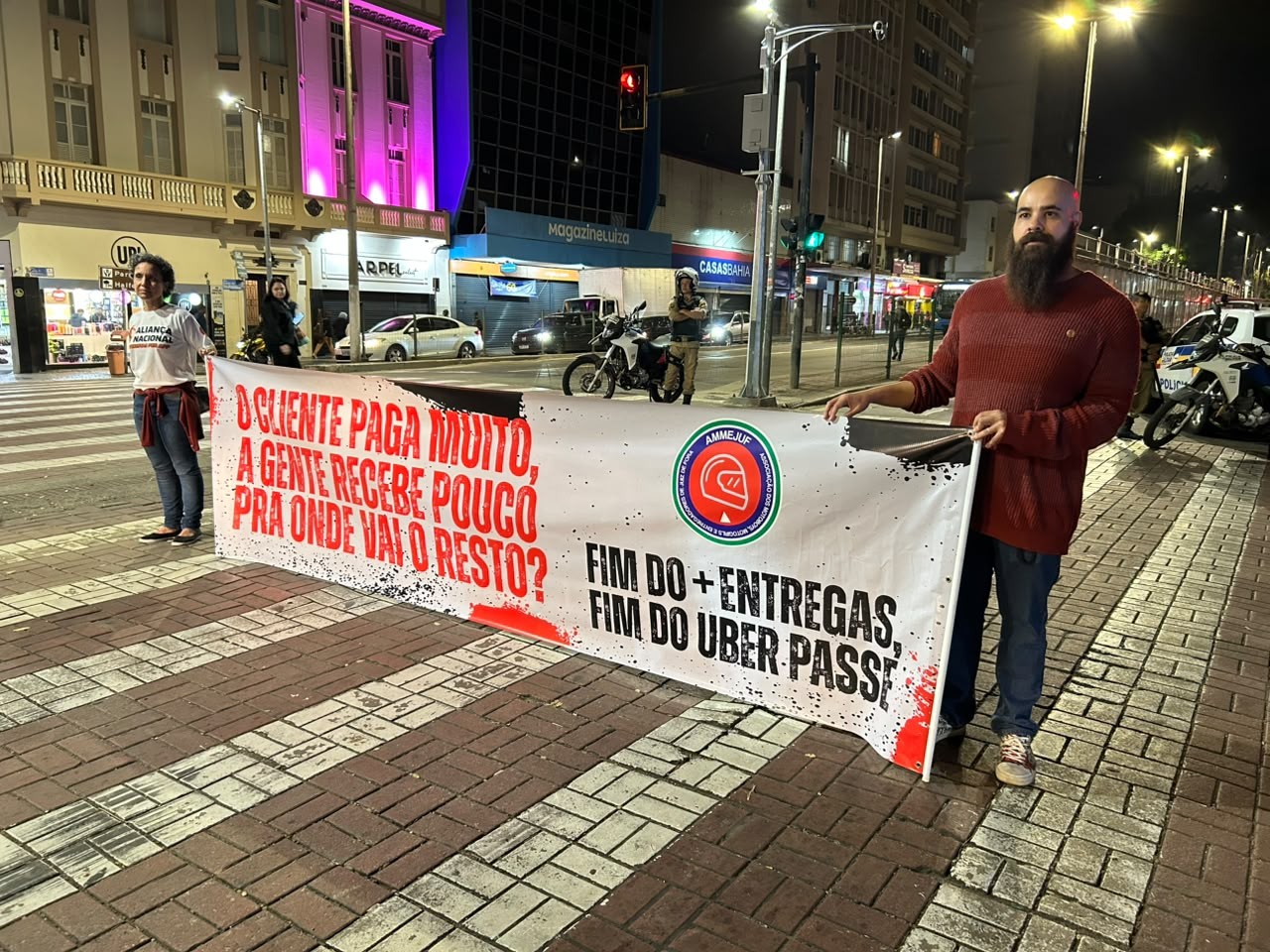 Entregadores por aplicativos protestam e fecham trânsito em Juiz de Fora