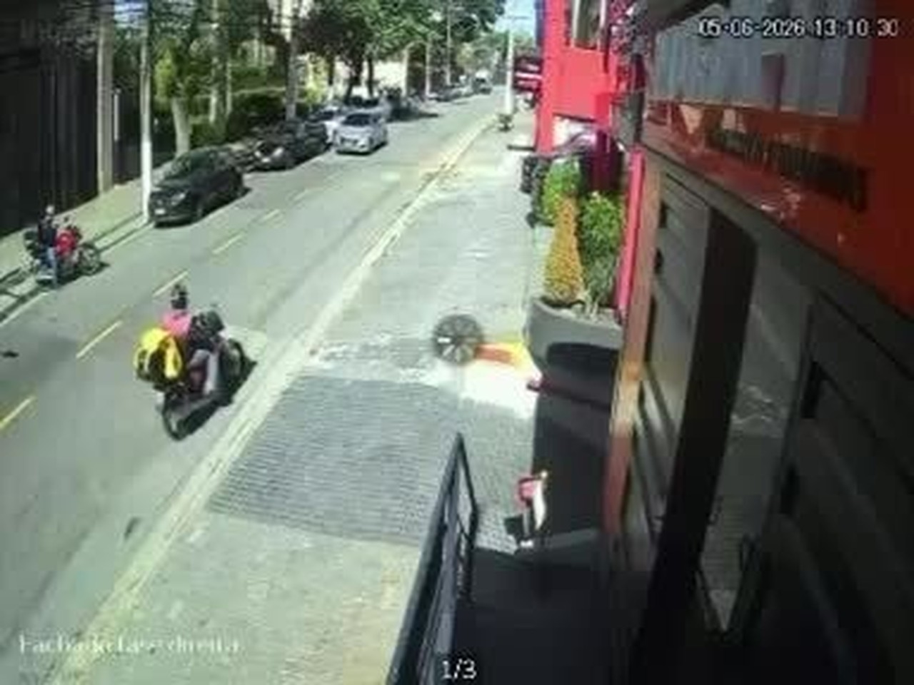 Vídeo: Casal é assaltado na porta de academia por dupla armada no Morumbi