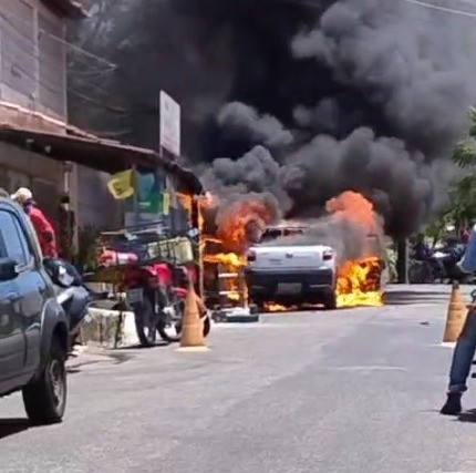 Vídeo: Carro pega fogo em rua do bairro Bela Vista, Zona Sul de Teresina