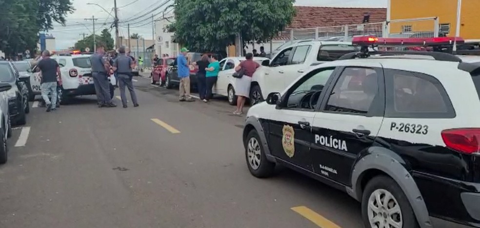 Homem é morto a tiros em frente a garagem de veículos em Marília — Foto: Alcyr Netto/Marília Notícia